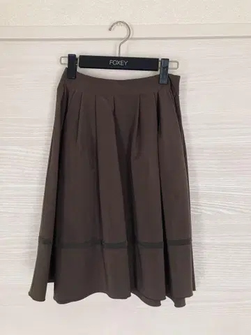 FOXEY 플레어 스커트 무릎 기장 브라운