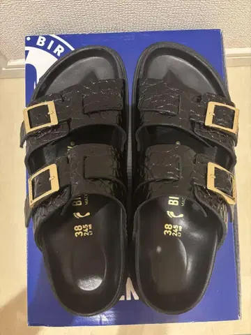 빌켄 애로우즈 샌들