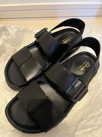 Clarks 블랙 샌들 토포드