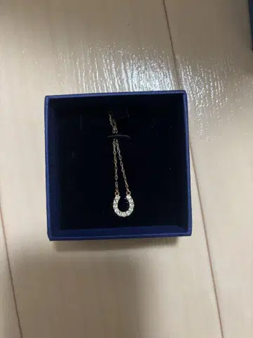 말굽형 크리스탈 목걸이