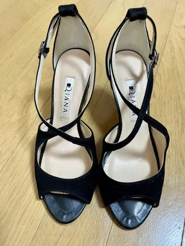 DIANA 블랙 하이힐 펌프스