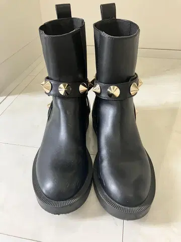 ZARA 스터드 장식 블랙 부츠 23.5