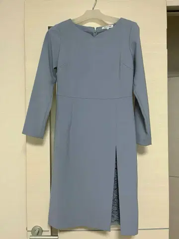 스카이블루 무릎 기장 원피스 긴팔 슬릿 포함