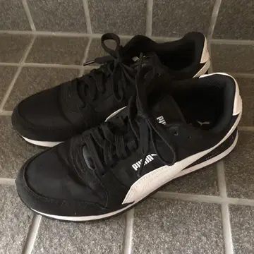 PUMA 블랙/화이트 스니커즈