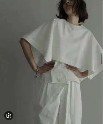 LOHEN 로헨 스퀘어 케이프 티셔츠 화이트