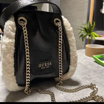 GUESS 숄더백 블랙 에나멜