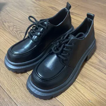 블랙 레이스업 슈즈 통굽