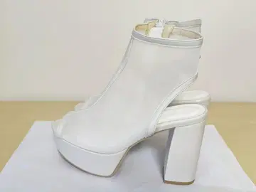 화이트 투명 소재 부츠 샌들