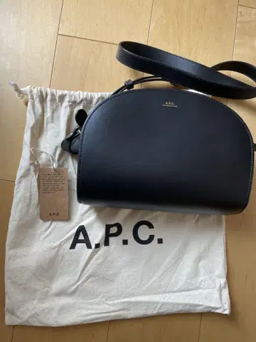 A.P.C. 하프문 숄더백