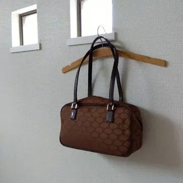 브라운 숄더백 R 로고 포함