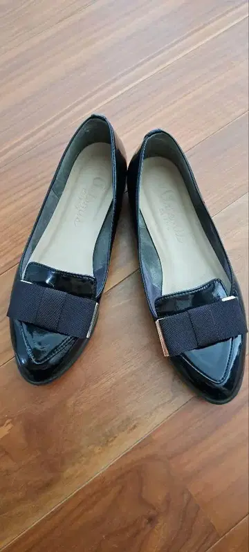 블랙 에나멜 리본 로퍼