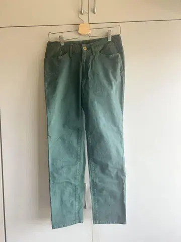 팔라스 팰리스 치노 팬츠 백 포켓 부착