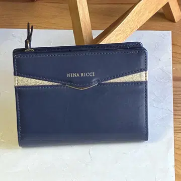 니나리치 2단 접이식 지갑 네이비 NINA RICCI