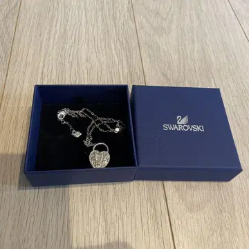 Swarovski 하트형 락 목걸이