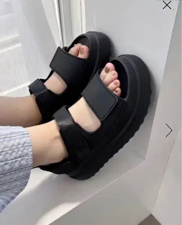 통굽 블랙 샌들