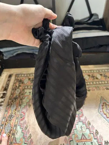 AMERI 블랙 스카프 핸드백