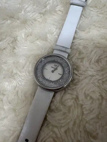 스와로브스키 화이트 가죽 손목시계
