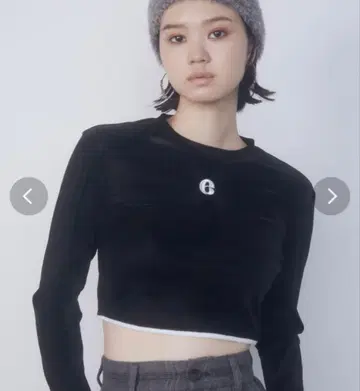 EMODA 포인트 로고 벨로아 크롭 상의