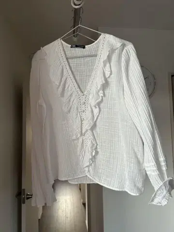 화이트 프릴 V넥 셔츠 ZARA