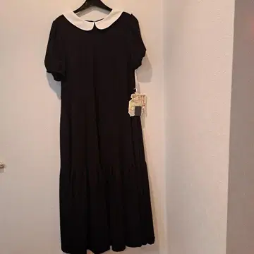새상품 유키에몽 블랙 무릎 기장 원피스 화이트 카라 부착 반팔