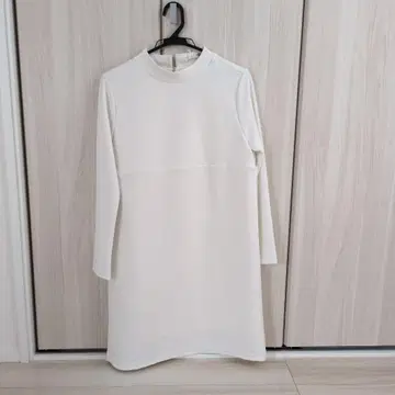 택 포함 새상품 화이트 긴팔 무릎 기장 원피스 백 오픈