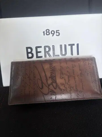 BERLUTI 손글씨풍 가죽 장지갑