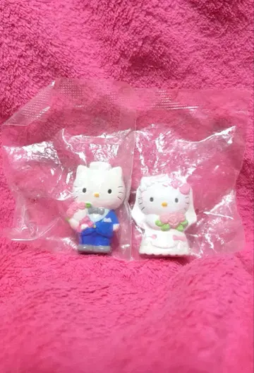 헬로키티 웨딩 키티 HELLO KITTY 붙어있어요