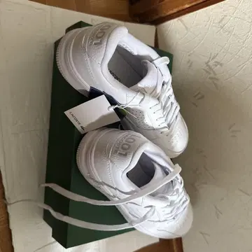 LACOSTE L001 화이트 스니커즈