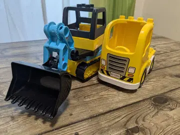 하자품 굴착기와 트랙 공장 현장