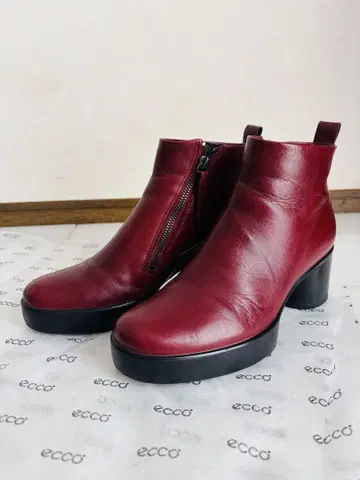 ECCO 버건디 가죽 앵클부츠