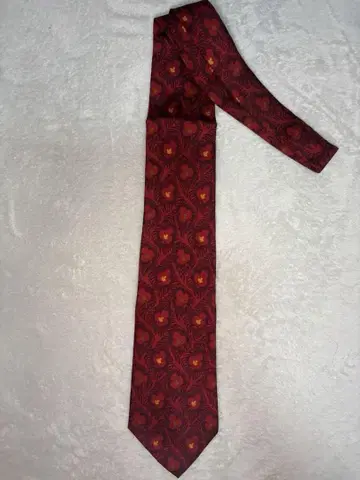 매혹적인 빨간색으로 시선을 사로잡는, 이탈리아제 실크의 최고급 넥타이 ]