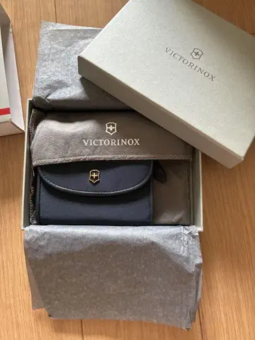 VICTORINOX 네이비 3단 폴더형 지갑