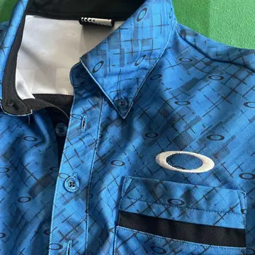 Oakley 기하학 패턴 피케 셔츠