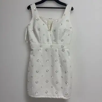 화이트 비즈 장식 타이트 드레스
