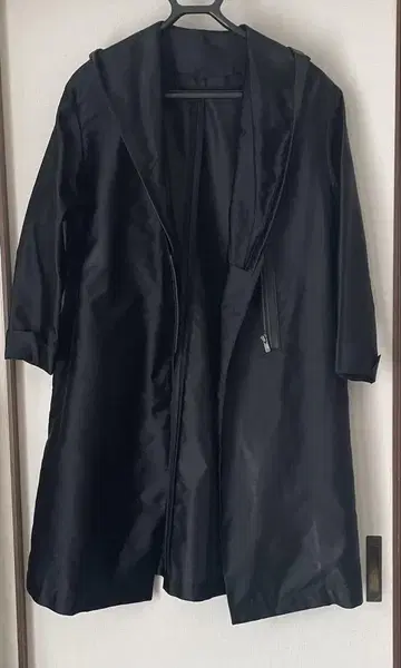 후드 부착 블랙 코트