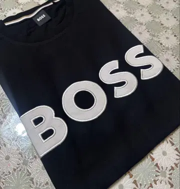 BOSS 로고 자수 블랙 T셔츠 Size S