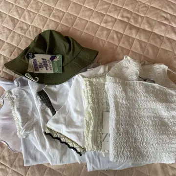 ZARA 화이트 T셔츠 7과 버킷 햇