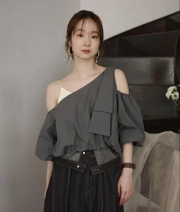 mideal 벌룬 원숄더 상의