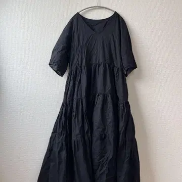 블랙 V넥 티어드 원피스
