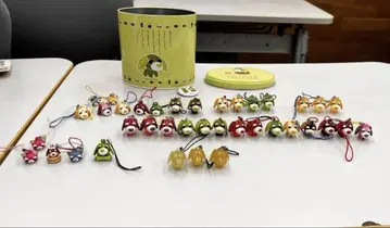 오차이누 스트랩 38개, 골드 컬러 오차이누 2개, 캔 배지와 캔