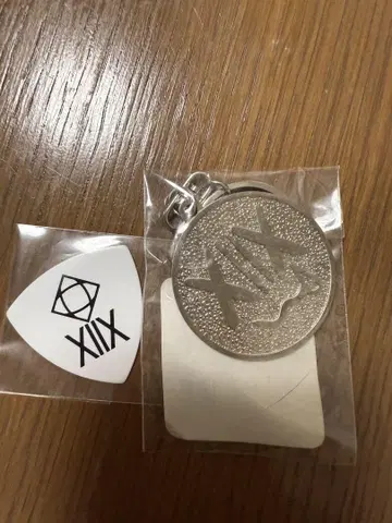 XIIX 키링 메탈릭 마감