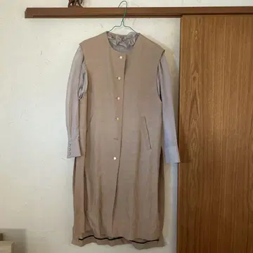 베이지 롱 코트 플리츠 블라우스 포함