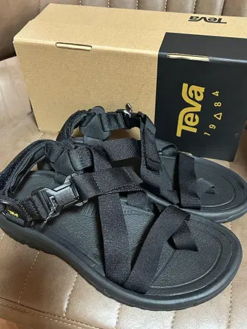 Teva 블랙 스포츠 샌들