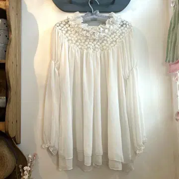 프릴 옷깃 시어 블라우스 롱 기장 꽃무늬 자수 드레이프감 아이보리 화이트