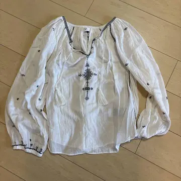 자수 태슬 장식 화이트 블라우스