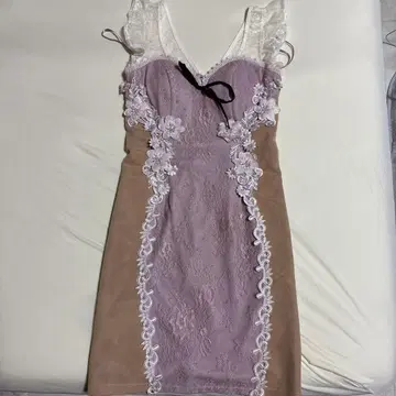 라벤더 레이스 장식 타이트 드레스