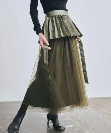 MECRE 새상품급 페플럼 샤샤 스커트