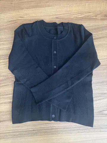 FOXEY 폭시 CRISPY cardigan 크루넥 로고 버튼