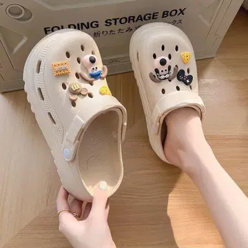강아지 캐릭터가 있는 베이지 클로그 샌들