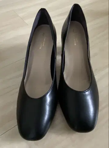 블랙 스틸레토 펌프스 와이드 힐